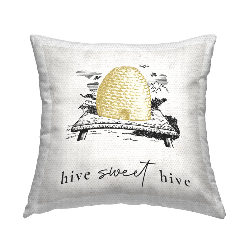 Coussin d'extérieur imprimé Sweet Hive Vintage Country Insect Bees par Daphne Polselli