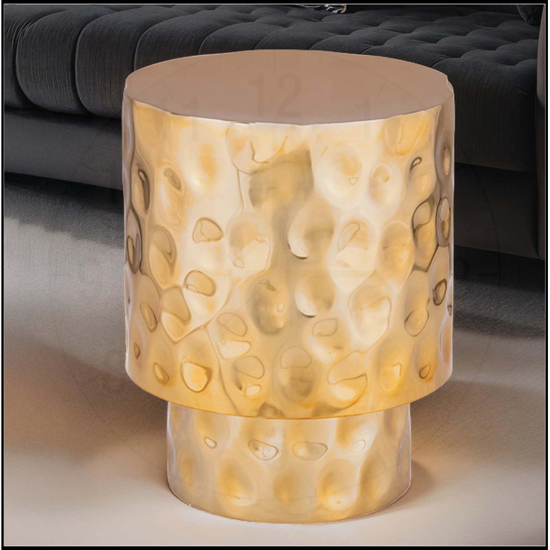 Table de bout moderne en métal martelé à la main, parfaite pour ajouter une touche d'élégance et de durabilité à tout espace de vie.