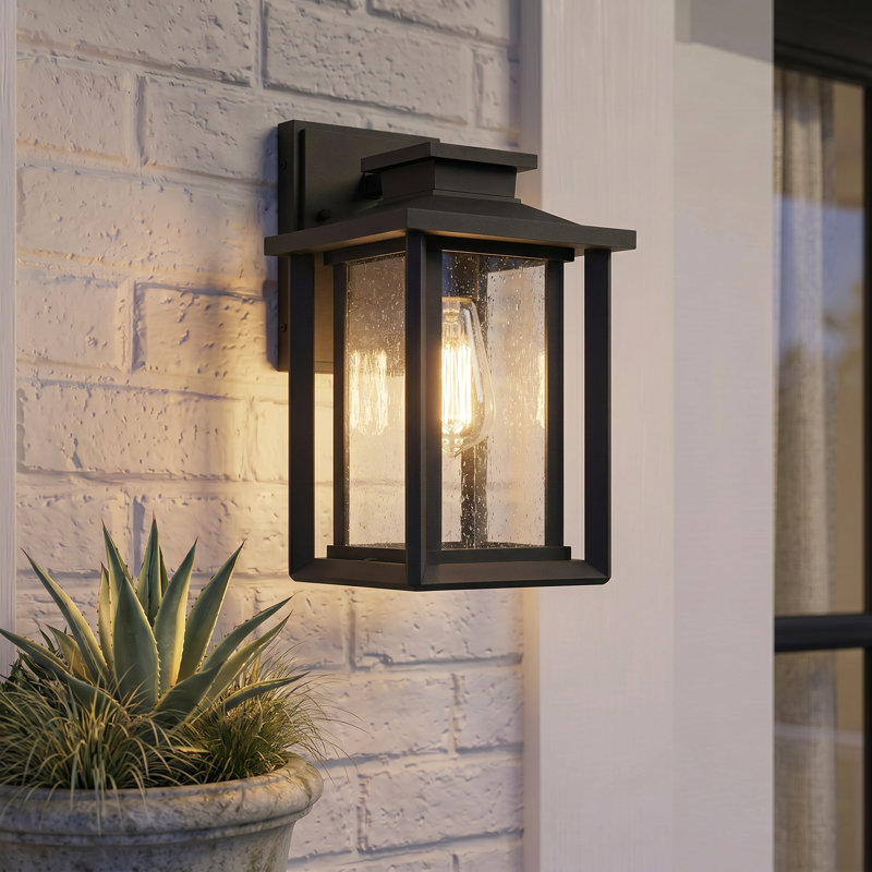 Lanterne murale d'extérieur Higuchi, H 11 po x l 6,75 po x P 7,75 po