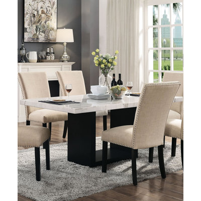 Ensemble de salle à manger contemporain de 7 pièces avec table en marbre et 6 chaises rembourrées en tissu beige 7 pièces, base transitionnelle en bois foncé