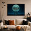 Toile murale d'Halloween avec lune bleue lumineuse et cité fantastique sur pierre-88290046