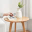 Table de bout ronde 100% bois massif - Table d'appoint polyvalente pour le salon, la chambre à coucher et le balcon avec structure stable à trois pieds et patins antidérapants-129385392