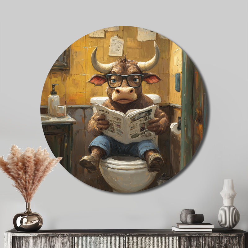 Mignon Buffalo lisant un journal dans la salle de bain - vache, art mural rond en métal, H 29 po x l 29 po