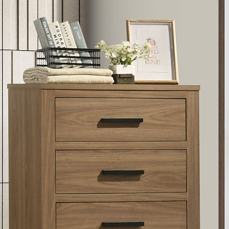 Commode de style transitionnel à quatre tiroirs
