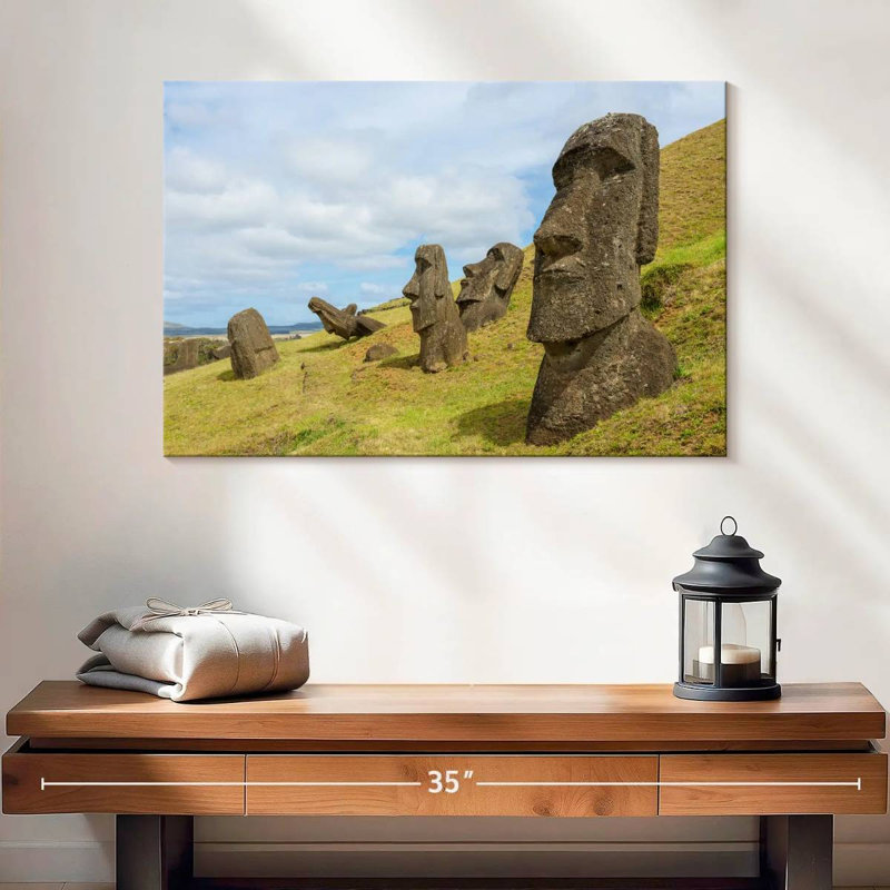 Nicci Moais à Rano Raraku, H 16 po x l 24 po
