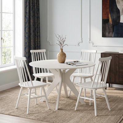Ensemble de salle à manger 5 pièces Xavion & Elvara de style Mid-Century en bois massif, comprenant une table ronde de 122 cm avec piètement sculpté et des chaises de salle à manger scandinaves Elvara Windsor, en chêne blanc classique.