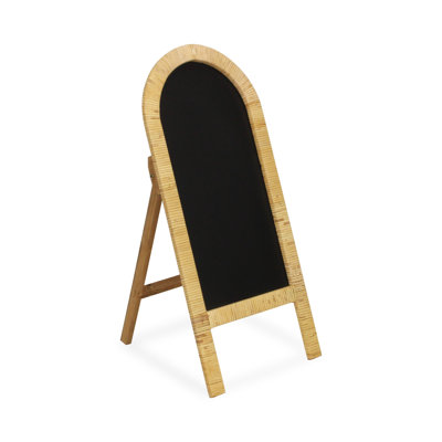 Tableau noir courbé debout enveloppé de rotin