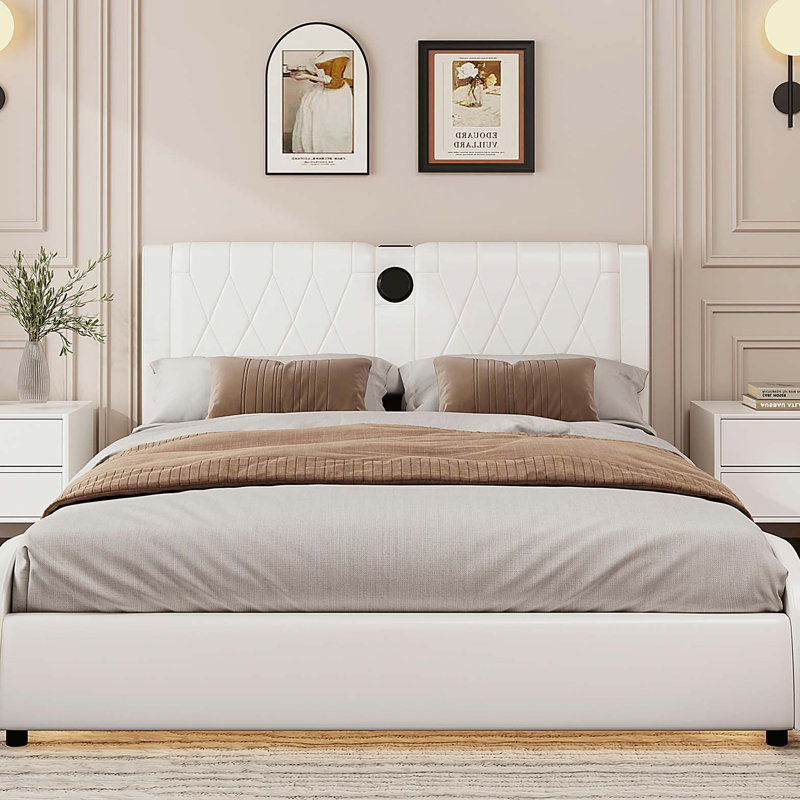 Lit plateforme tapissier en similicuir pleine grandeur de luxe avec tête de lit épaisse, haut-parleurs Bluetooth et lumière DEL RVB, aucun sommier nécessaire, blanc
