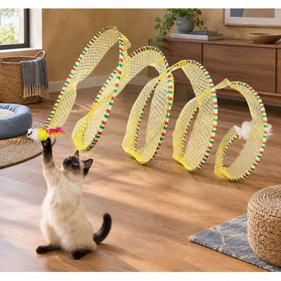 Ce tunnel en spirale jaune pour chat mesure 21,45 pouces, se replie au besoin et comprend un jouet à plumes ainsi qu'une souris en peluche pour que les chatons puissent jouer à l'intérieur et lutter contre l'ennui.