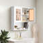 Rangement au-dessus de la toilette fabriqué à la main avec des accents floraux et beaucoup d'espace, parfait pour un décor bohème.-196344032