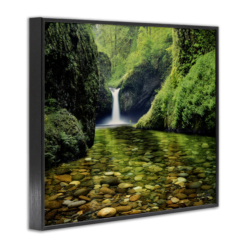 Punchbowl Falls dans la forêt d'émeraude, estampe numérique, design par Dennis Frates, H 24 po x l 30 po