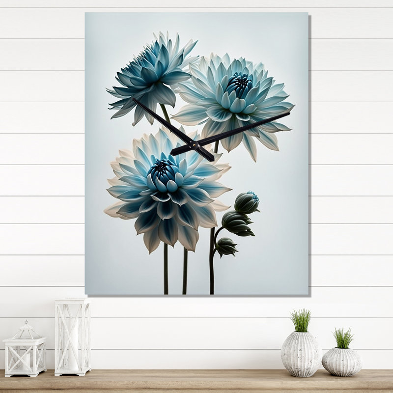 Horloge murale hyperréaliste - fleurs bleues et blanches - marguerite florale surdimensionnée, H 32 po x l 24 po x P 1 po