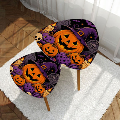 Ensemble de 2 tables basses gigognes triangulaires modernes, décorées de lanternes, de crânes et de chauves-souris pour Halloween. Style du milieu du siècle, petites tables d'appoint pour salon, chambre, appartement et décoration intérieure.