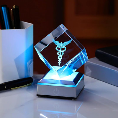 Figurine en cristal gravée en 3D représentant un caducée, avec socle lumineux DEL aux couleurs changeantes.