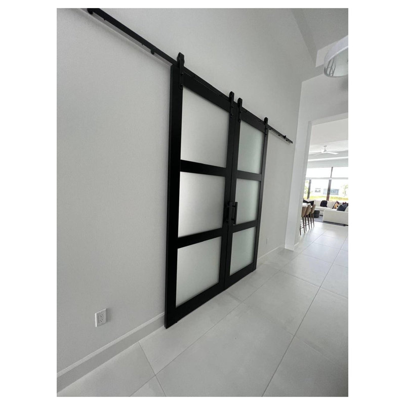 Porte de grange double robuste avec verre dépoli Planum 2132, rail noir mat de 4 m (13 pi), porte intérieure moderne à panneaux pleins - 91,4 cm x 243,8 cm (2 x 45,7 cm x 243,8 cm) - Rail noir