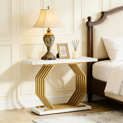 Table d'appoint contemporaine avec piètement octogonal doré et plateau imitation marbre - 100 cm x 30 cm, fini teinté, capacité de charge de 100 kg. Console élégante pour entrée, pieds en métal gris veiné, pattes réglables, facile à installer.