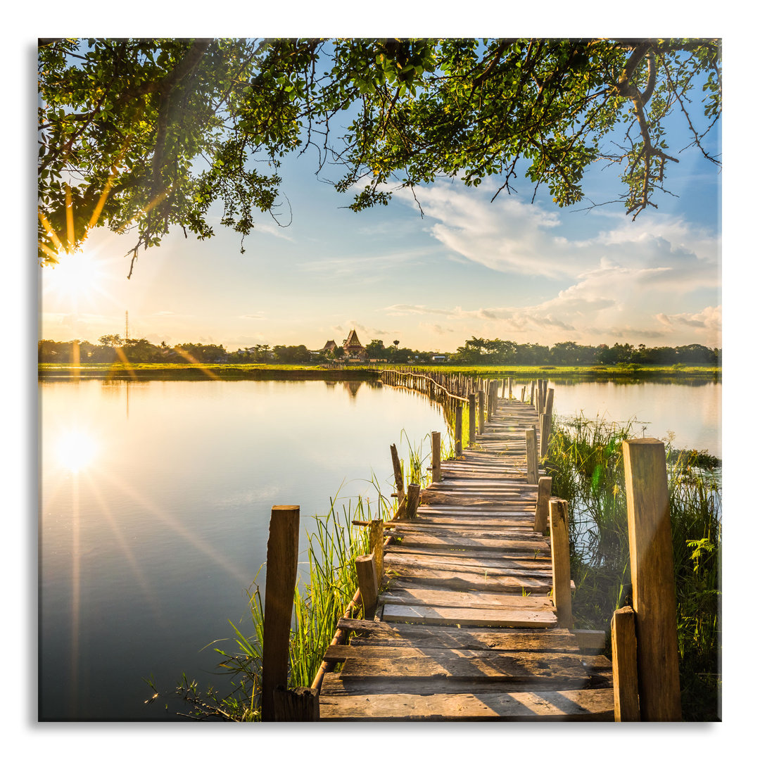 Glasbild Holzbrücke über Natursee im Sommer