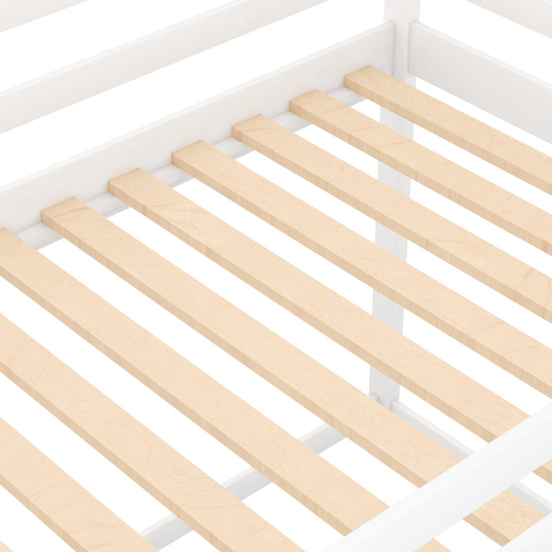 Lit simple superposé au-dessus d'un lit bas blanc, conception de maison avec - et sans effort et pratique en forme de maison stable