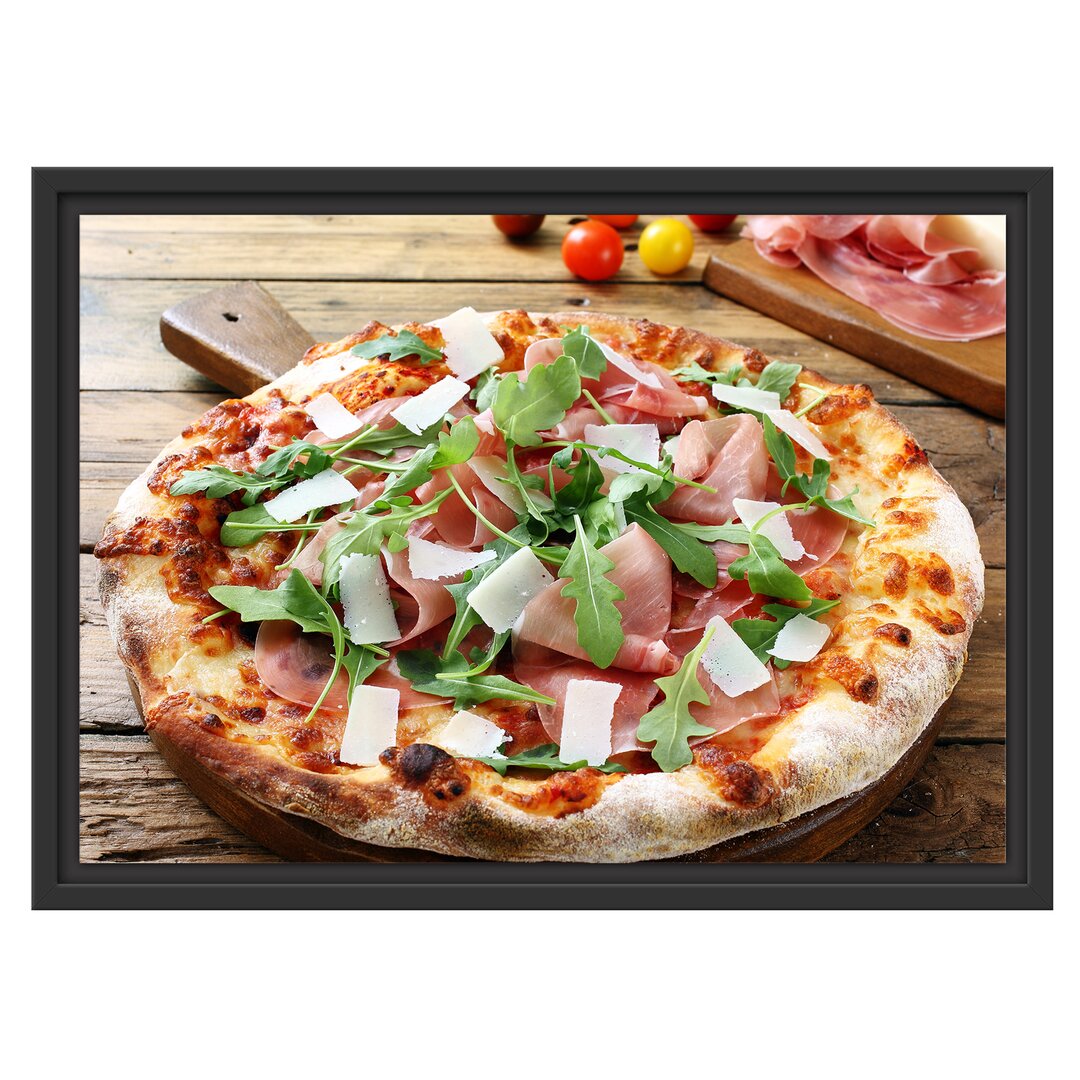 Gerahmtes Wandbild Prosciutto Pizza auf Holztisch