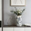 Vase en céramique d'inspiration rétro avec silhouette classique et motif floral pour la décoration intérieure