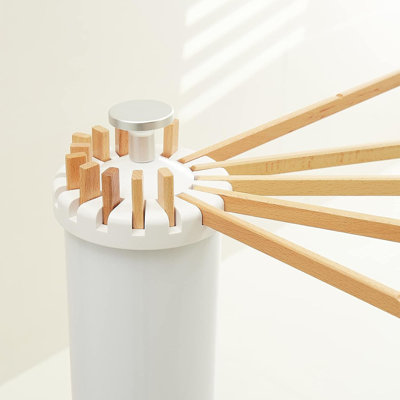 Séchoir à vêtements sur trépied, finition en bois, support à linge portatif et pliable, séchoir à vêtements peu encombrant pour balcon, chambre à coucher et usage domestique, style fonctionnel moderne