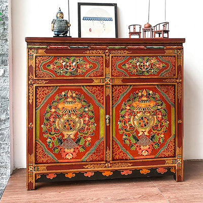 Armoire de rangement rustique en bois peint avec un design unique