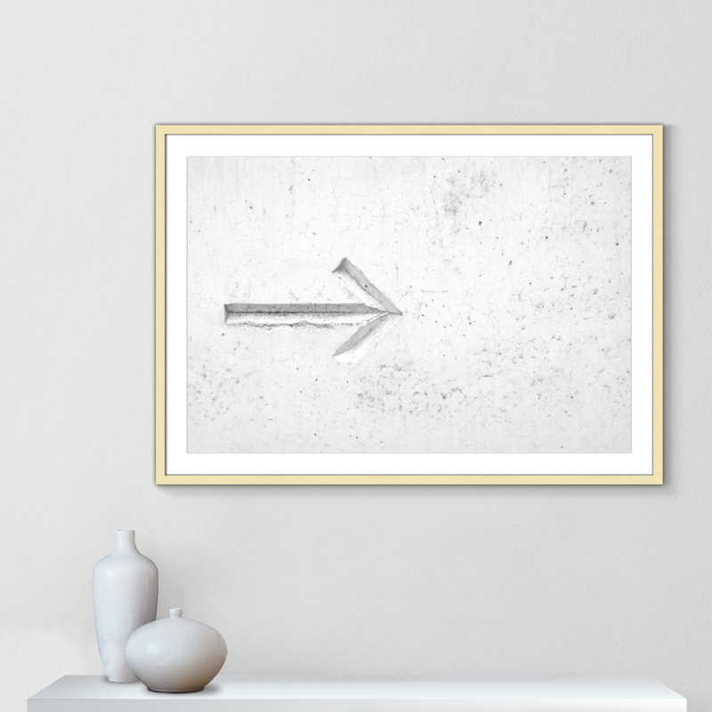 Flèche sur fond blanc par Nik, Blanc, Cadre or en forme de boîte or, H 29,5 po x l 41,5 po x P 1,25 po