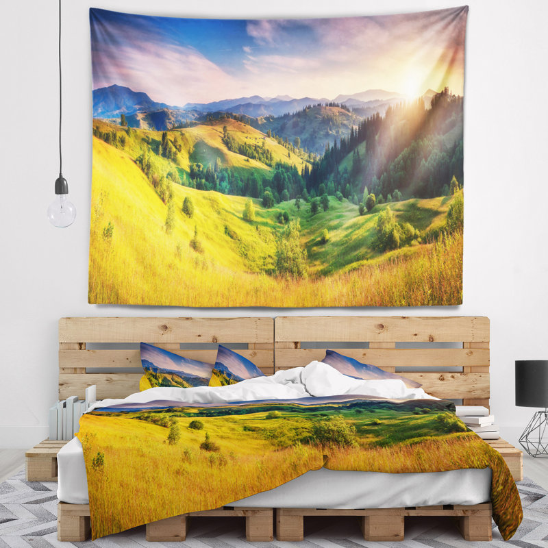 Tapisserie «Landscape Green Hills Glowing By Sunlight», H 32 po x l 39 po