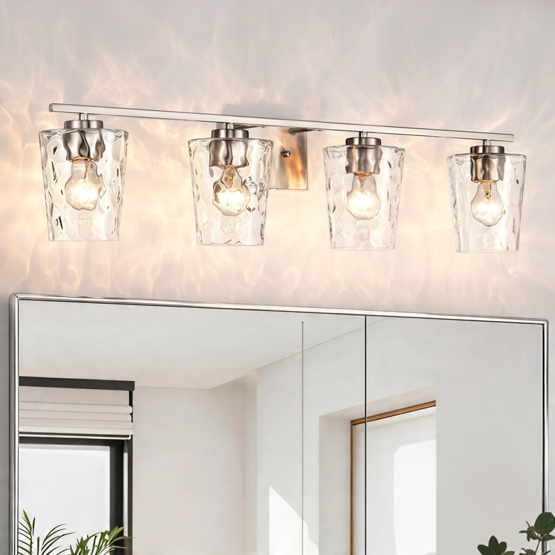 Éclairage pour salle de bain 4 lumières en nickel brossé 32 po avec abat-jour en verre martelé transparent, Nickel brossé