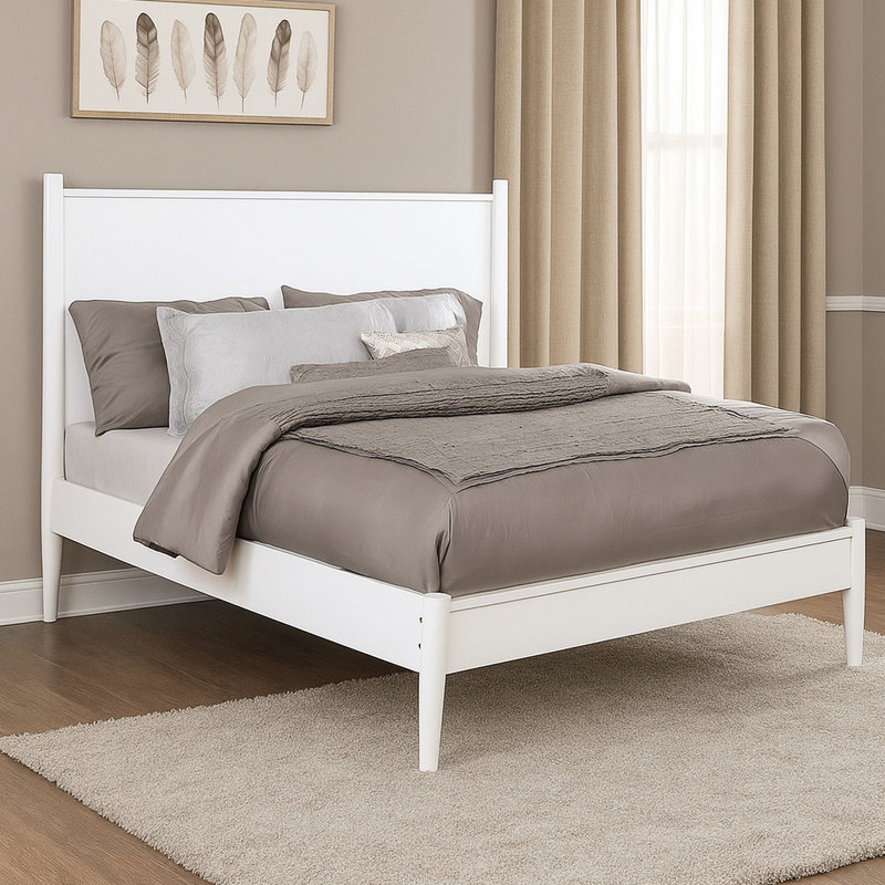 Grand lit plateforme Mid-Century blanc avec dossier confortable, pieds ronds fuselés, pas de sommier tapissier, décor de chambre à coucher moderne en bois blanc, base à lattes pour l'air