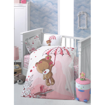 L'ensemble de housse de courtepointe 100% coton Ranforce Baby comprend une housse de couette de 39,4 po x 59,1 po, un drap plat de 39,4 po x 59,1 po et 2 taies d'oreiller de 13,8 po x 17,7 po | Blanc doux, rose et brun | Lavable à la machine, conception 
