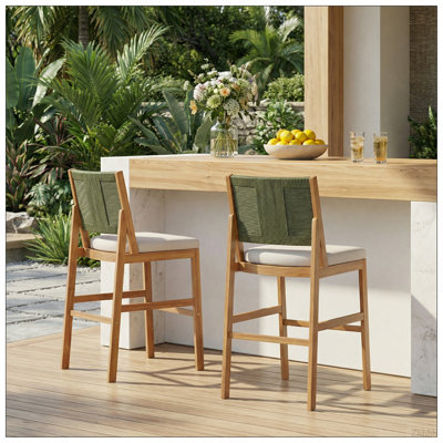 Tabourets de bar d'extérieur en bois d'acacia (ensemble de 2), chaises à hauteur de bar en teck avec coussin crème et dossier en osier vert, tabourets à hauteur de comptoir pour patio, bord de piscine, îlot de cuisine