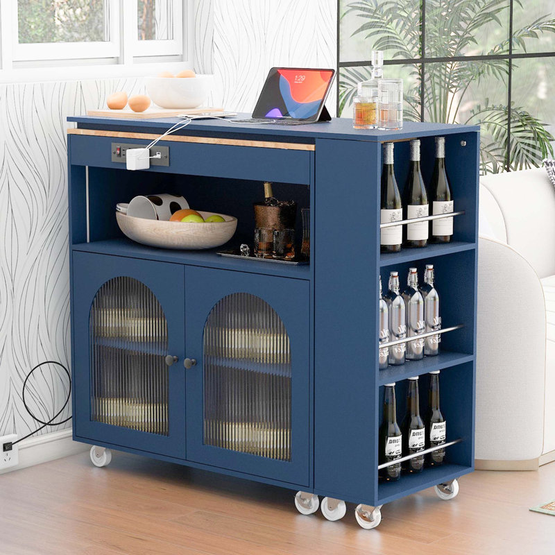 Îlot de cuisine avec table allongée K&K, îlot de cuisine sur roulettes avec lumières DEL, prises de courant et 2 portes en verre cannelé, îlot de cuisine avec compartiment de rangement et 3 tablettes ouvertes latérales, bleu marine