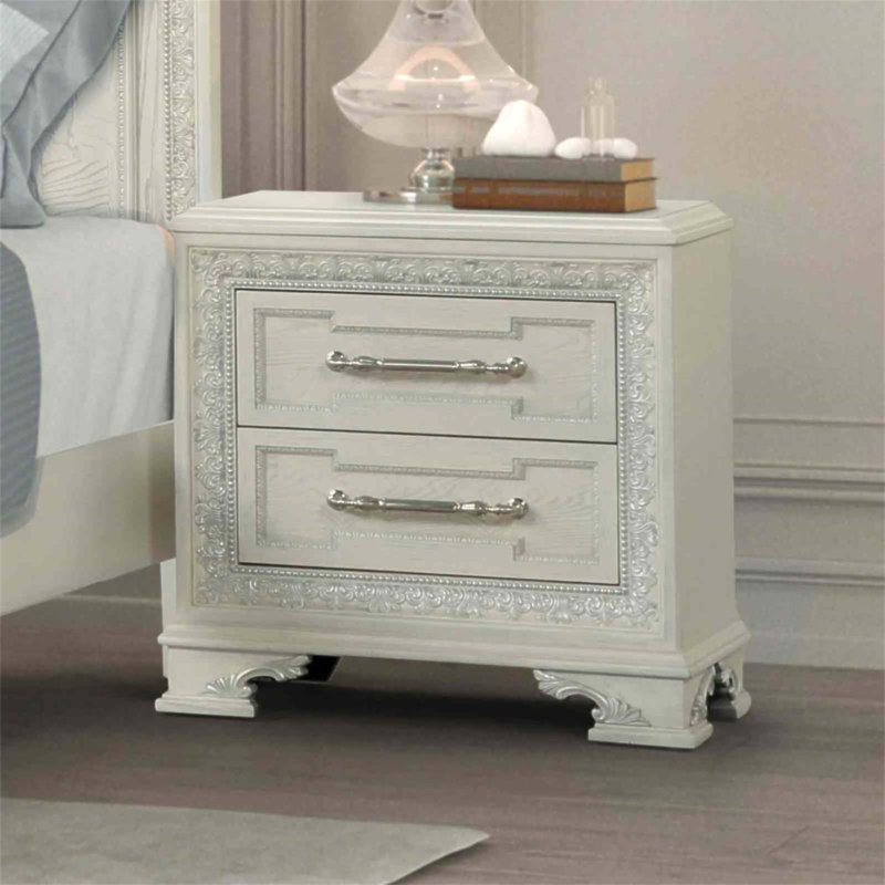 Table de chevet de style traditionnel avec ports USB, décorations ornées et tiroirs en queue d'aronde pour un décor de chambre à coucher élégant