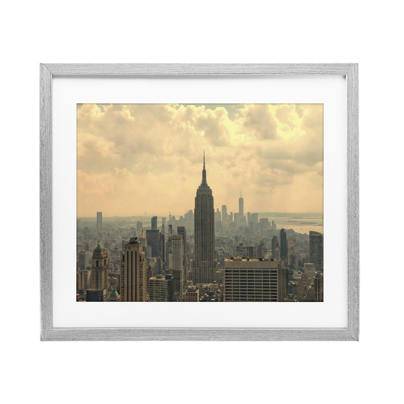 NYC Skyline with Clouds, reproduction encadrée sous verre, design par LSR Creative Studio, H 13 po x l 16 po