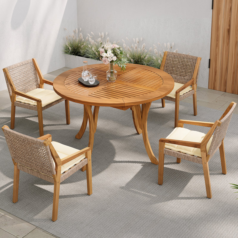 Ensemble repas d'extérieur - table Hermosa en bois d'acacia de qualité supérieure et chaises en osier avec coussin crème pour une expérience culinaire confortable, convient aux grands rassemblements (1 table + 4 chaises)