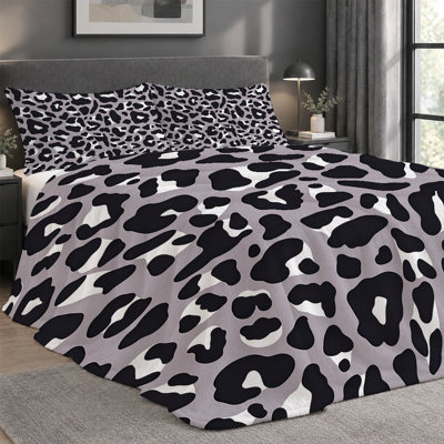Ensemble de 3 pièces comprenant une couverture légère en flanelle de qualité supérieure et 2 taies d'oreiller à motifs léopard noir et blanc sur fond gris, ultra-doux et chaud, idéal en toute saison. Couverture 152 x 203 cm + 2 taies d'oreiller anti-boulochage et lavables à la machine.