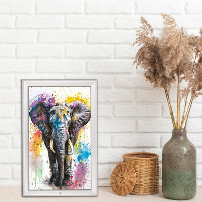 Cadre d'affiche verrouillable M&T Premium 8,5 x 11 | Porte-photo mural en aluminium argenté à chargement frontal avec clé | Housse antireflet pour une présentation sécuritaire dans les bureaux, la vente au détail et les restaurants