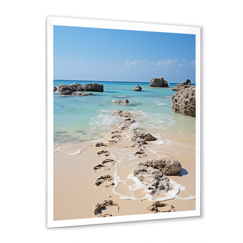 «Fressia Beach Footprints In II», reproduction sur toile, Cadre photo blanc, H 44 po x l 34 po x P 1,5 po