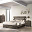 Lit plateforme contemporain de style rustique avec tête de lit à lattes de ton brun, bois, dans une boîte pour la configuration de la chambre à coucher-605834459