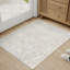 Tapis beige élégant et lavable à la machine-111686872