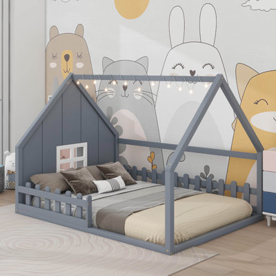 Lit en bois avec fenêtre et clôture