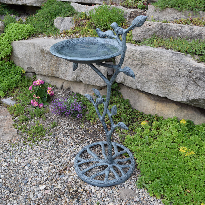Hub Metal Pedestal Birdbath