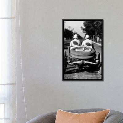 « années 1900-1910s », reproduction de photo sur toile tendue, "-1910s" de deux hommes assises à la lozier course road rally