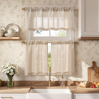Rideaux et cantonnière de cuisine en lin taupe, à œillets. Aspect lin texturé, filtre la lumière du soleil, préserve l'intimité, style champêtre.