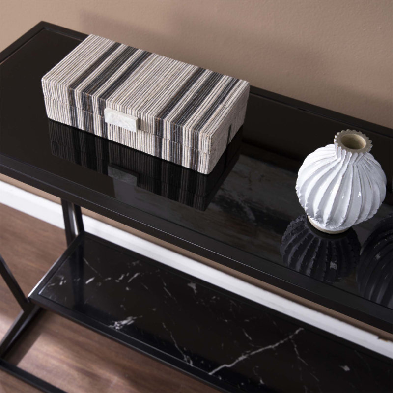 Longue console à plateau en verre Argall au design élégant et à la fabrication durable, parfaite pour les vestibules modernes et les salons.
