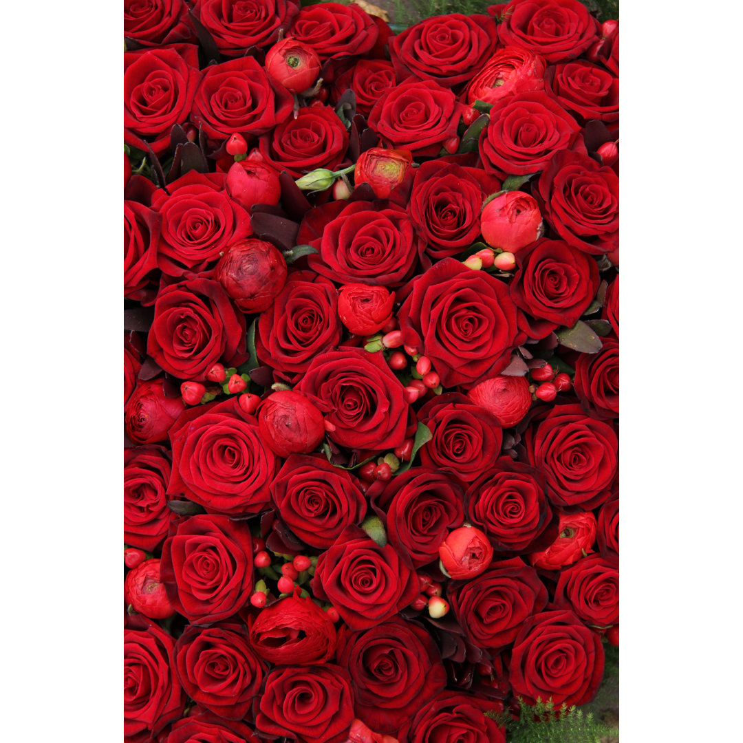 Leinwandbild Ranunkel Beeren und Rosen in einer Gruppe