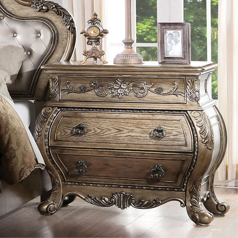 Table de chevet 3 tiroirs en bois massif avec pieds à volutes et poignées antiques