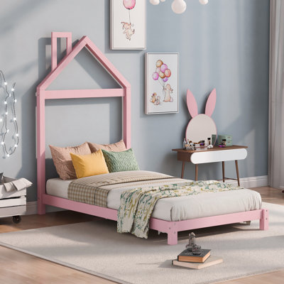 Lit plateforme en bois avec tête de lit en forme de maison