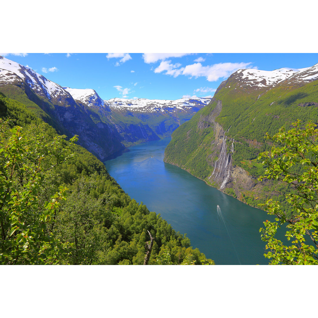 Geiranger Fjord, Schiffskreuzfahrt, Sieben Schwestern Wasserfall - Norwegen, Skandinavien von Agustavop - No Frame Print...